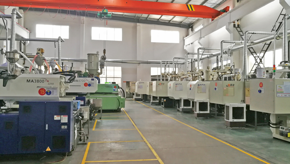 注塑厂车间生产自动化